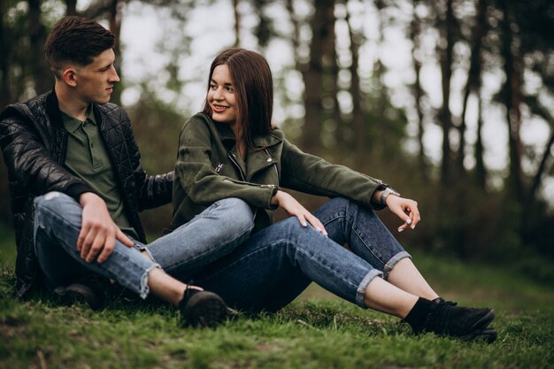 Joven pareja hermosa en el bosque juntos