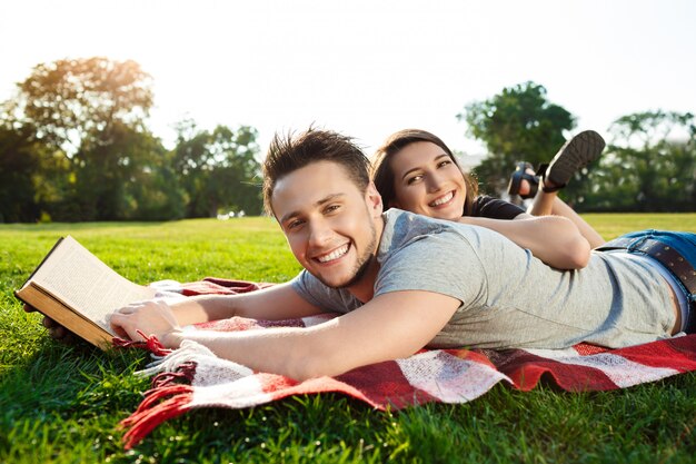 Joven pareja hermosa descansando en el parque