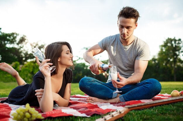 Joven pareja hermosa descansando en el parque