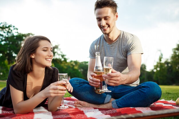 Joven pareja hermosa descansando en el parque