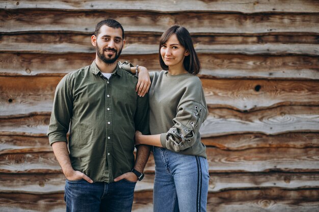 Joven pareja internacional juntos en el parque