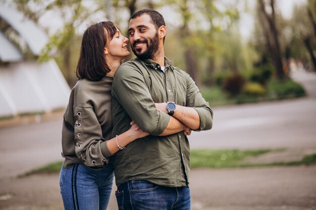 Joven pareja internacional juntos en el parque