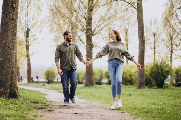 Joven pareja internacional juntos en el parque