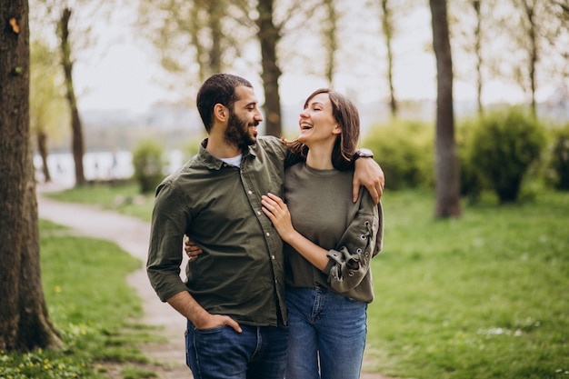 Joven pareja internacional juntos en el parque