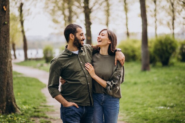 Joven pareja internacional juntos en el parque