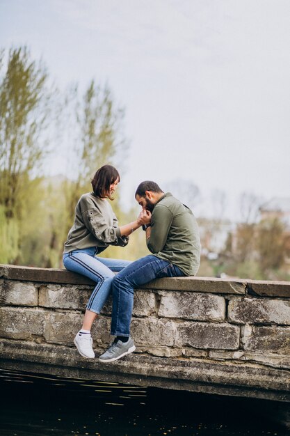 Joven pareja internacional juntos en el parque