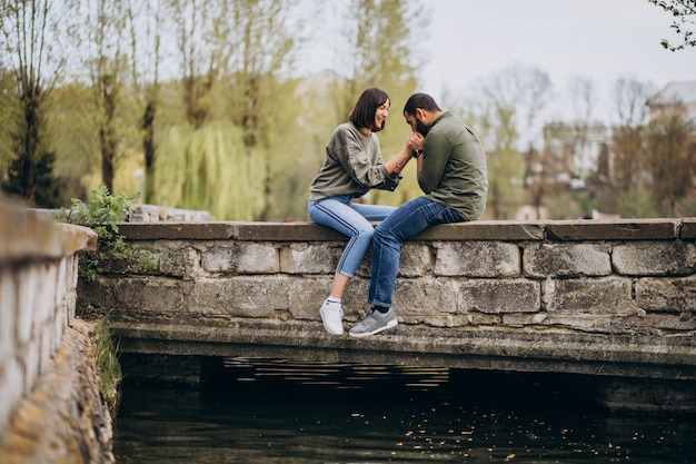 Joven pareja internacional juntos en el parque