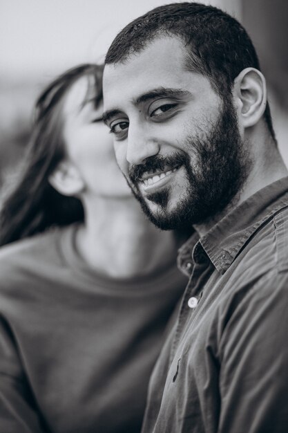 Joven pareja internacional juntos en el parque