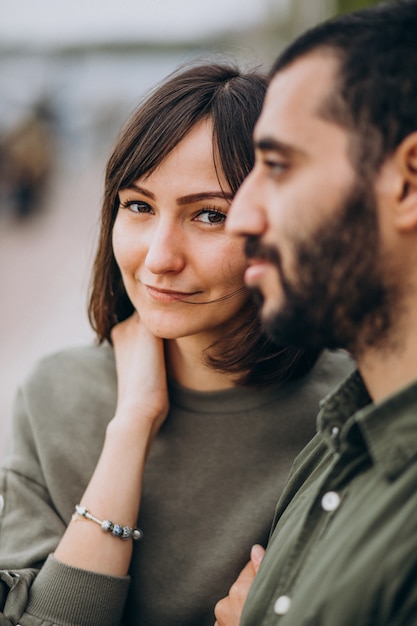 Joven pareja internacional juntos en el parque