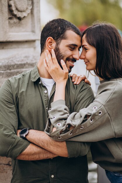 Joven pareja internacional juntos en el parque