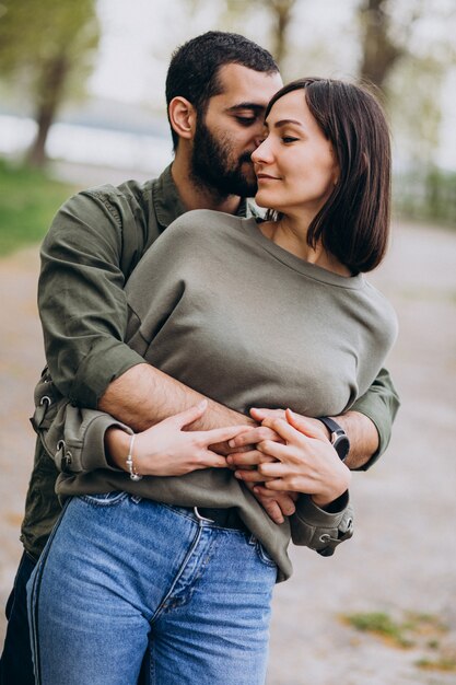 Joven pareja internacional juntos en el parque