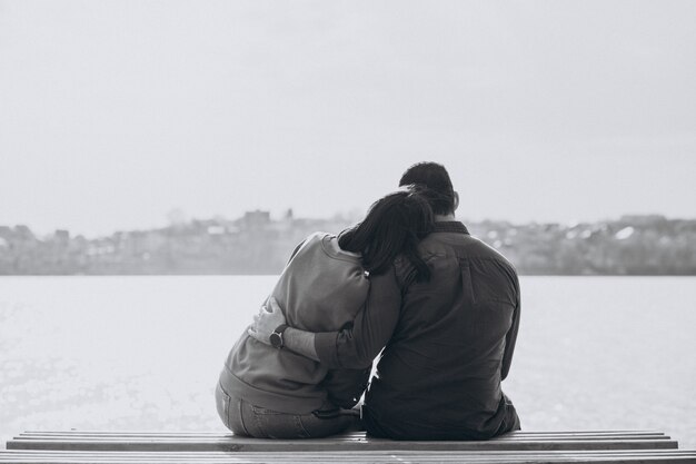 Joven pareja internacional juntos en el parque