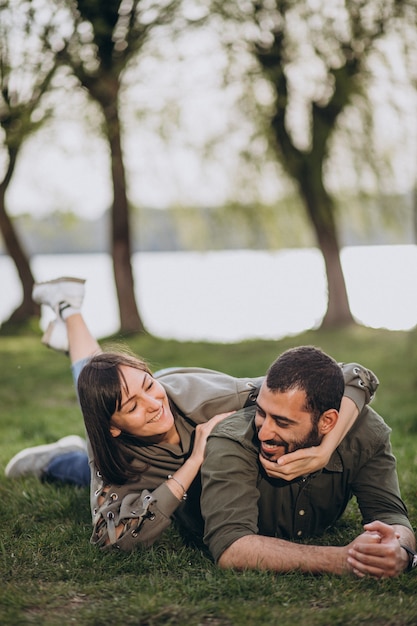 Joven pareja internacional juntos en el parque