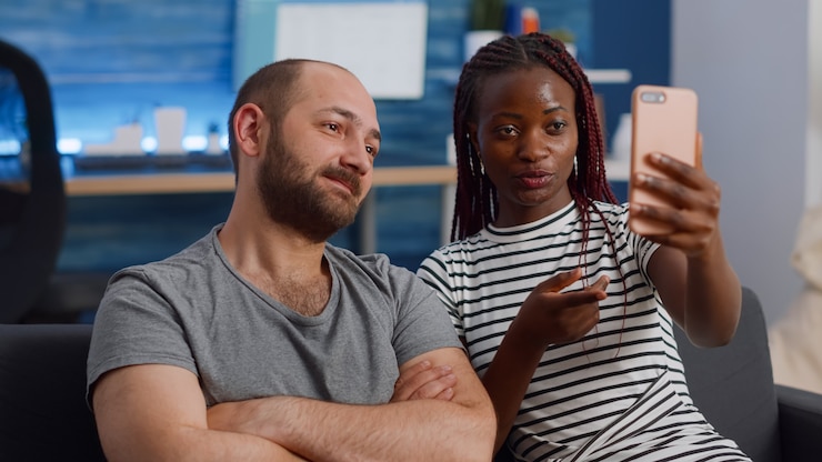 Foto gratuito joven pareja interracial mediante videoconferencia en línea