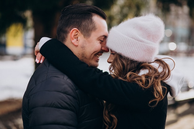 Joven pareja junto en una calle invernal en un día de San Valentín