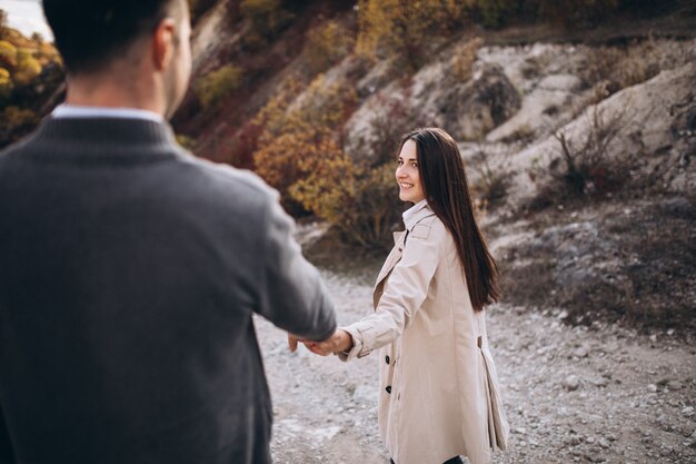 Joven pareja junto en una naturaleza otoñal