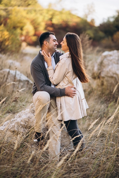 Foto gratuita joven pareja junto en una naturaleza otoñal