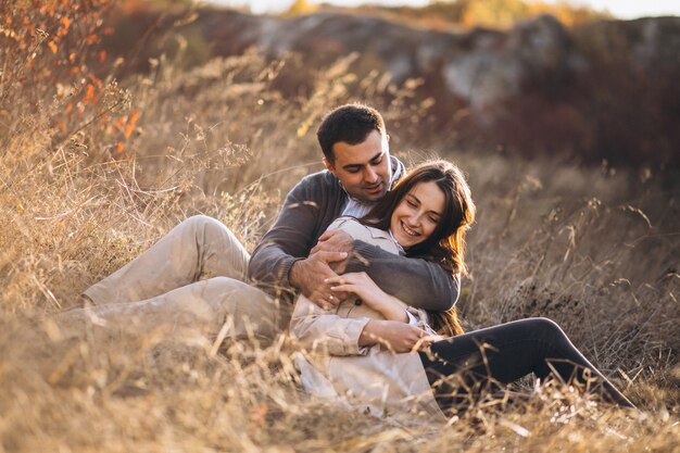 Joven pareja junto en una naturaleza otoñal