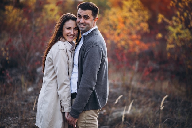 Joven pareja junto en una naturaleza otoñal