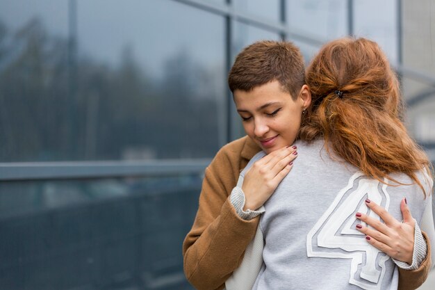 Joven pareja juntos en el amor