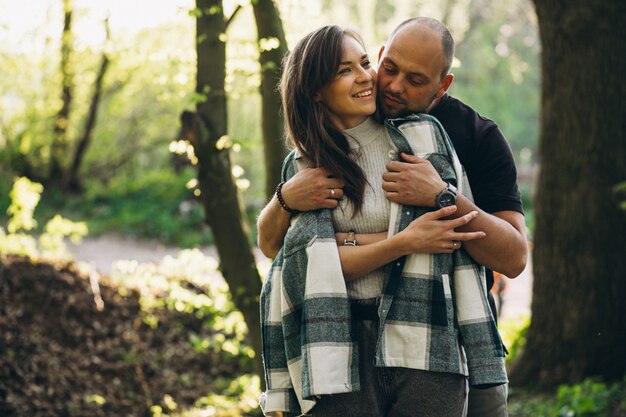 Joven pareja juntos en el bosque