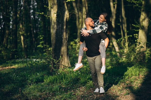 Joven pareja juntos en el bosque