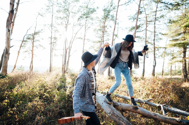 Joven pareja juntos en la naturaleza