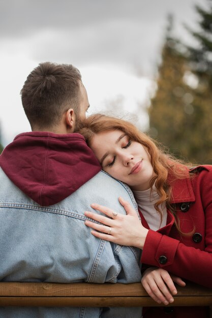 Joven pareja juntos en la naturaleza