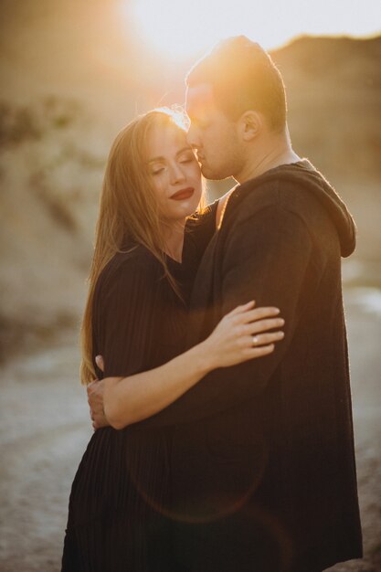 Joven pareja juntos en el parque, historia de amor