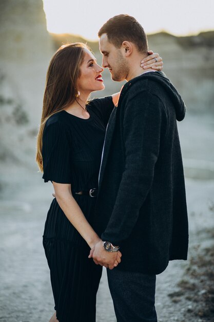 Joven pareja juntos en el parque, historia de amor