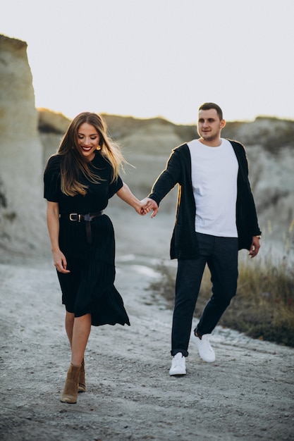 Joven pareja juntos en el parque, historia de amor