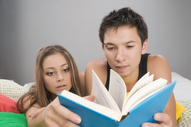 Joven, pareja, lectura