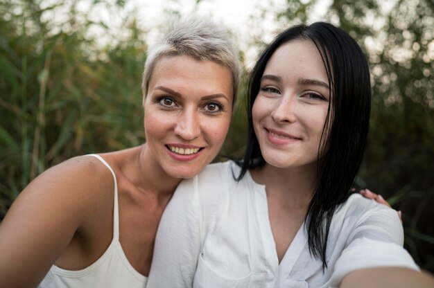 Joven pareja de lesbianas al aire libre