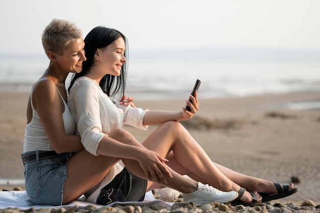 Joven pareja de lesbianas al lado del mar