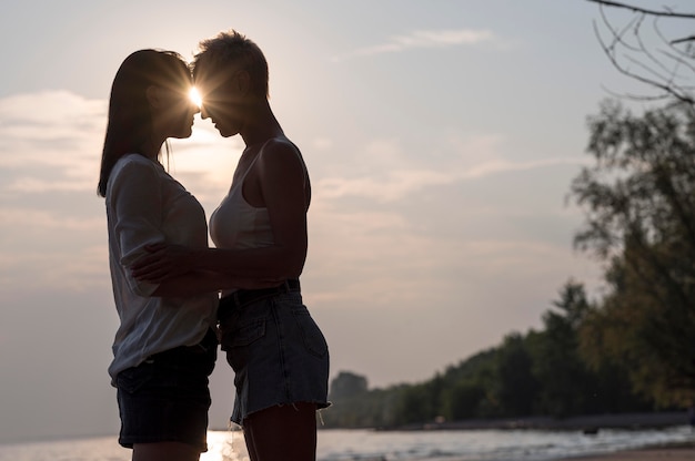 Foto gratuita joven pareja de lesbianas por la noche