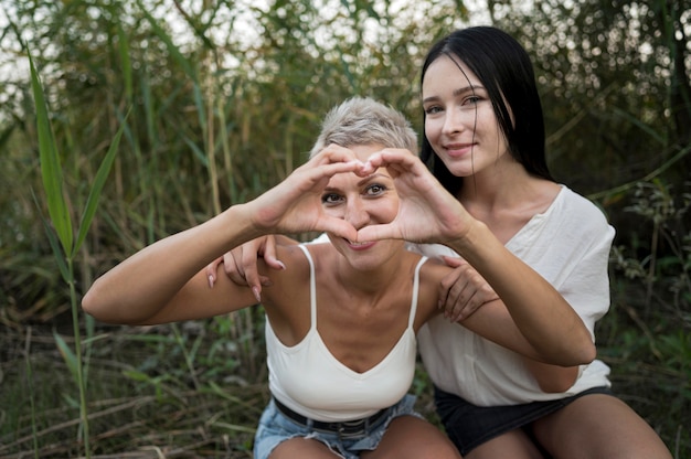 Foto gratuita joven pareja de lesbianas