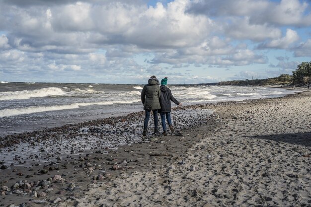 joven pareja del mar Báltico frío