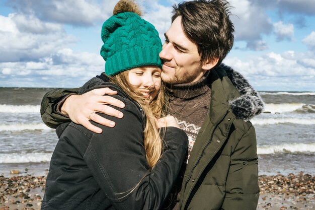 joven pareja del mar Báltico frío