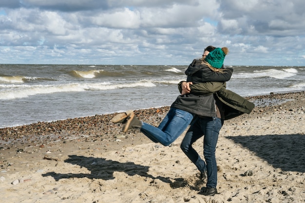 joven pareja del mar Báltico frío