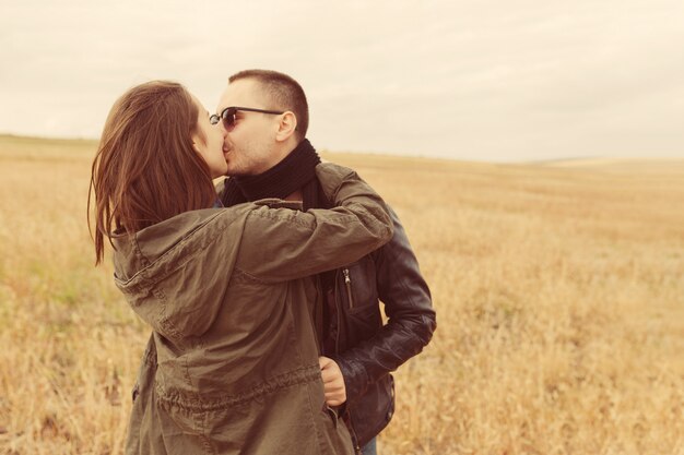 Joven pareja moderna con estilo al aire libre. Joven pareja romántica en el amor al aire libre en el campo