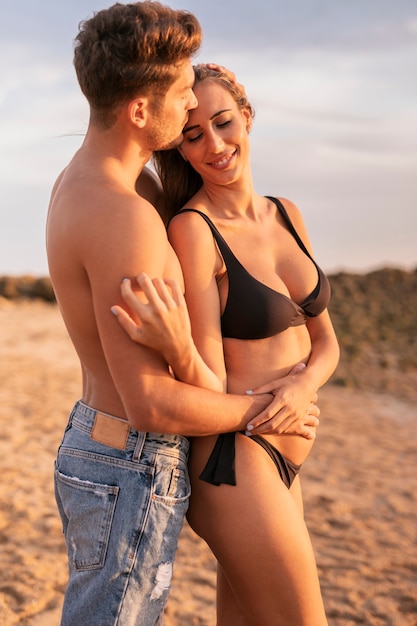 Joven pareja momento romántico en la playa