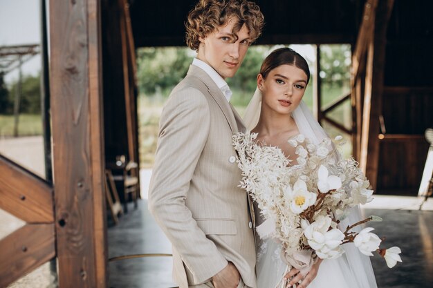 Joven pareja de novios en su boda