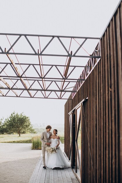 Joven pareja de novios en su boda