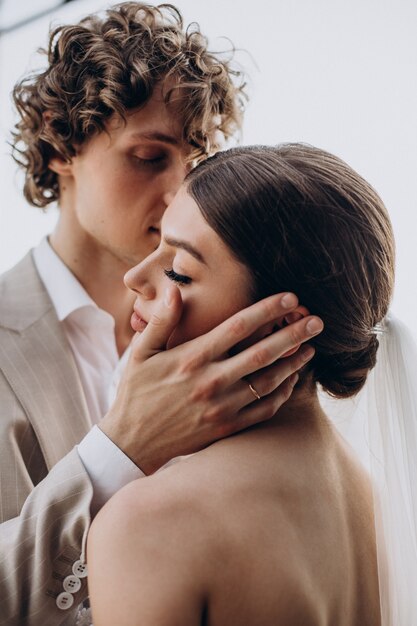 Joven pareja de novios en su boda