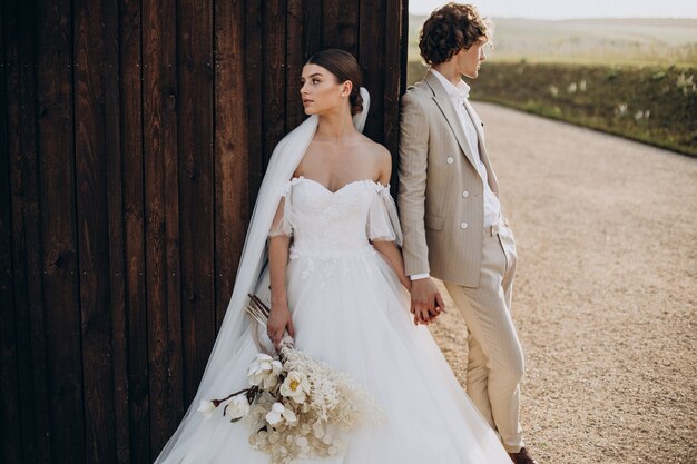 Joven pareja de novios en su boda