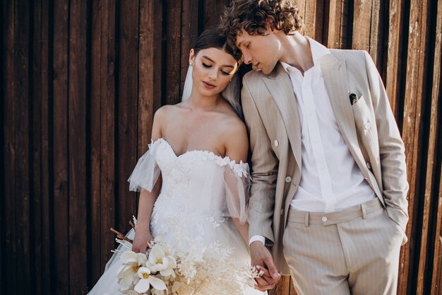 Joven pareja de novios en su boda