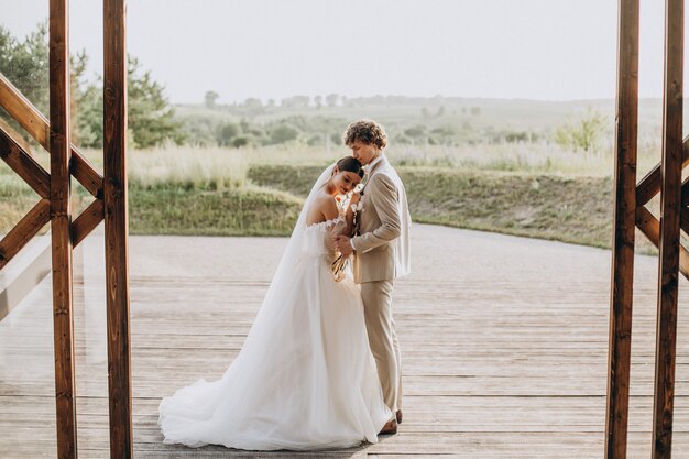 Joven pareja de novios en su boda