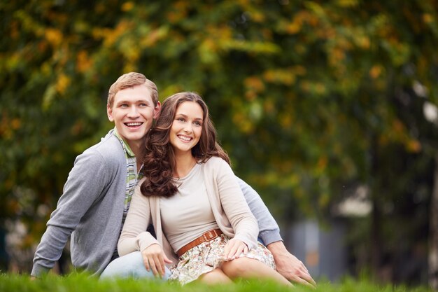 Joven pareja en el parque