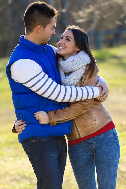 Foto gratuita joven pareja en el parque