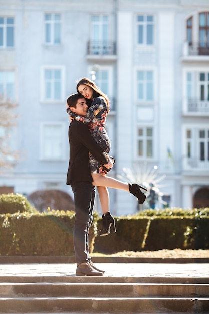 Joven pareja pasando una tarde romántica